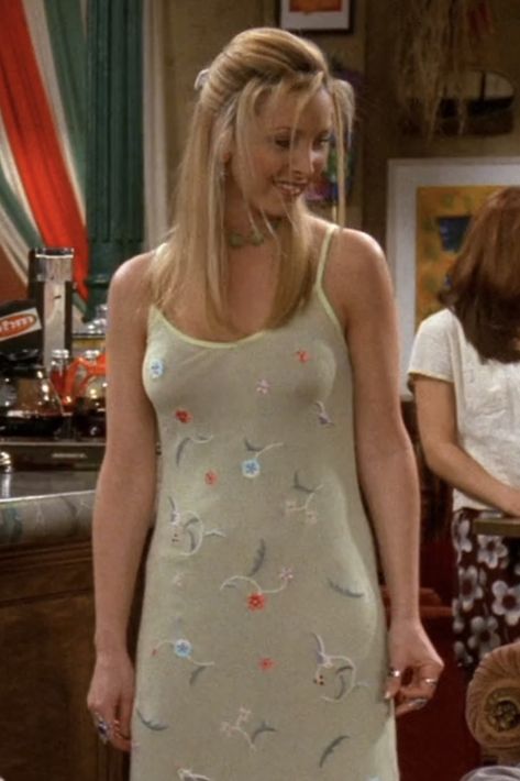 Aesthetic Pheobe Buffay, Phoebe Buffay Aesthetic Moodboard, Phoebe From Friends Outfits, Phebeo Buffay Style, Phoebe Outfits Friends, Friends Outfits Phoebe, Friends Outfits 90s Phoebe, Phebeo Buffay, Iconic Phoebe Buffay Outfits