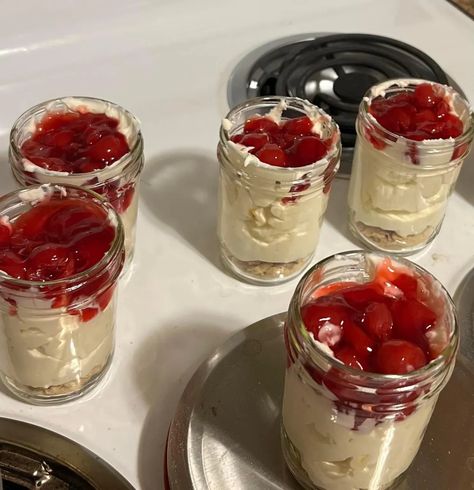 Cherry Cheesecake Jars, Weight Watchers Cheesecake, Jello Cheesecake, Cheesecake Jars, Cheesecake In A Jar, Inflammatory Recipes, Weight Watchers Recipes Desserts, Cheesecake Pudding, Ww Desserts