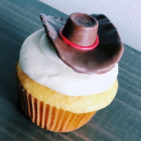 Cowboy Cupcakes - Kisses + Caffeine Cowboy Hat Cupcake Topper, Wild West Cupcakes, Cowboy Hat Cupcakes, Rodeo Cupcakes Western Theme, Cowboy Theme Cupcakes, Western Birthday Cupcakes, Cowboy Cakes For Boys, Rodeo Cupcakes, Cowboy Hat Cake Topper