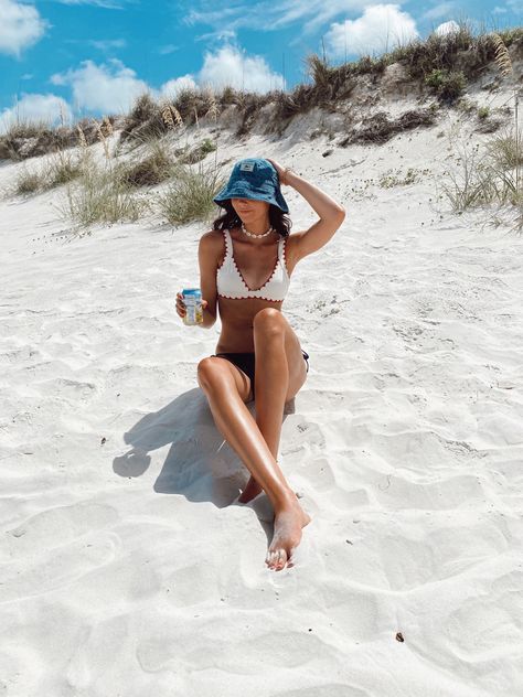 Bucket Hat Aesthetic, Bucket Hat Girl, Photo Ideas Poses, Beach Vsco, Bucket Hat Beach, Beach Photo Ideas, Hat Aesthetic, Happy Photos, Inspiration Aesthetic