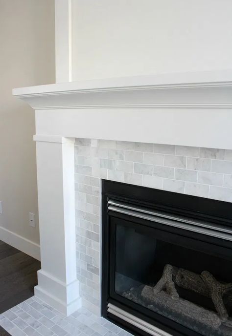 White Painted Fireplace, Painted Fireplace Mantels, Casa Rock, Painted Fireplace, Design Camino, Fireplace Mantel Designs, Fireplace Redo, Fireplace Update, Tile Fireplace