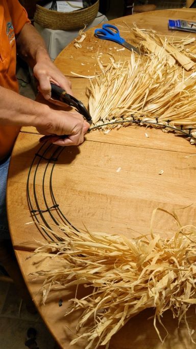 Corn Husk Wreaths How To Make, Corn Husk Porch Decor, Corn Shuck Wreath, Corn Husk Wreath Tutorial, Weaving Corn Husk, Corn Cob Wreath, Corn Shuck Crafts, Corn Stalk Wreath, Dried Corn Cobs Fall Decorating