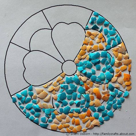 Shell Mosaics, Mosaics For Kids, Eggshell Art, Free Mosaic Patterns, Eggshell Mosaic, Easy Mosaic, Egg Shell Art, Paper Mosaic, Shell Mosaic