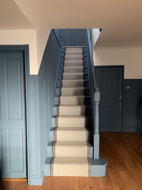 Enclosed Staircase Ideas, Blue Staircase, Lambriseringen Gang, Blue Stairs, Enclosed Staircase, Stairs And Hallway Ideas, Cottage Hallway, Victorian Hallway, Hallway Colours