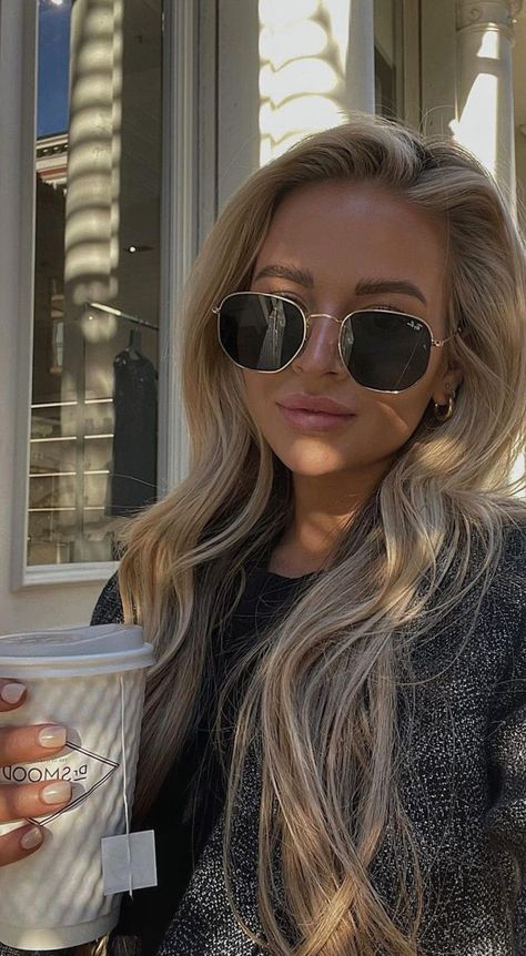 Clubmaster Sunglasses Women, Sunglasses Women Round Face, Round Face Sunglasses, Classy Glasses, Ray Ban Sunglasses Women, Mens Sunglasses Fashion, Studio Photography Poses, Adventure Outfit, Stylish Glasses