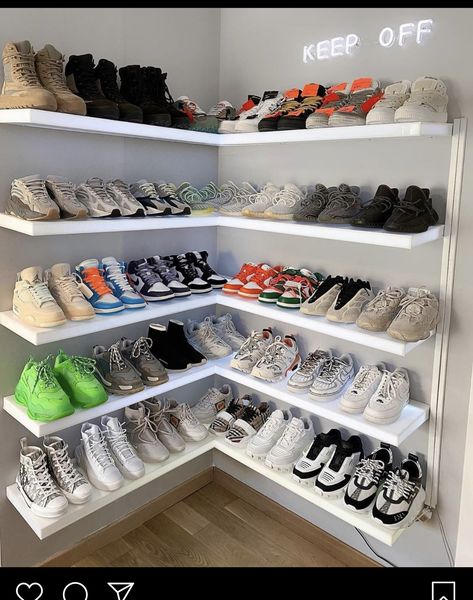 Men Shoe Storage Ideas, Sneaker Shelf Ideas, Sneaker Themed Nursery, Small Sneaker Collection, Sneaker Setup, Sneaker Organization Ideas, Sneaker Display Bedroom, Sneaker Storage Ideas, Small Shoe Closet