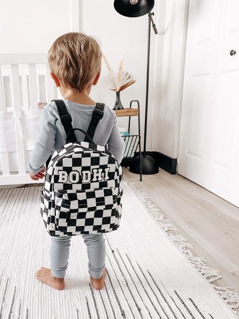 Totally awesome DIY personalized backpack for kids you’re going to love! Personalized Backpack Kids, Clear Backpack, Baby Backpack, Iron On Letters, Creative Names, Simple Craft, Toddler Backpack, Personalized Backpack, Kids Backpack