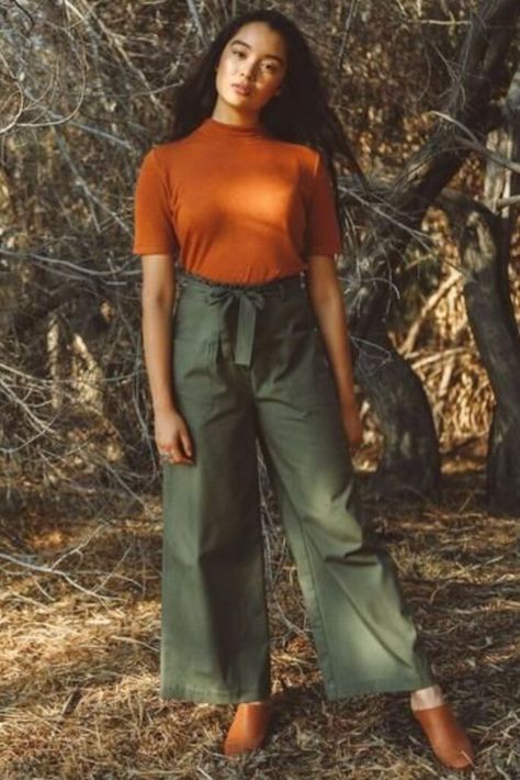 What Colors Go With Olive Green In Wardrobe: How To Mix And Match! | Filosofashion Fashion Blog Olive Trousers Outfit, Green Trousers Outfit, Olive Pants Outfit, Olive Green Pants Outfit, Olive Green Outfit, Green Dress Outfit, Green Pants Outfit, Cottagecore Academia, Half Pants