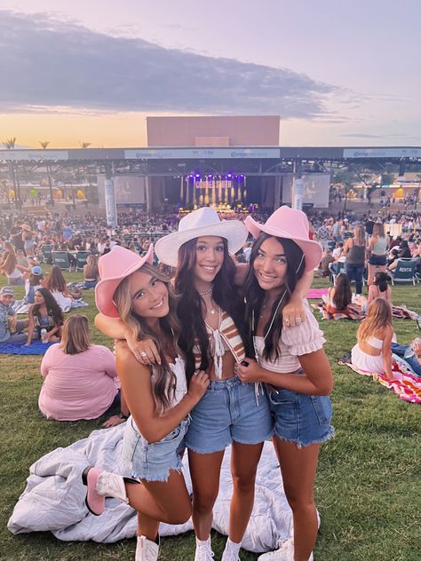 pink cowboy hats & thomas rhett Cowboy Hat Concert Outfit, Longitude Outfits, Pink Cowboy Hat Outfit, Thomas Rhett Concert Outfit, Pink Country Outfit, Rebelde Concert, Thomas Rhett Concert, Trio Besties, Park Fits