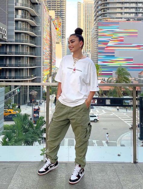 Sporty Tomboy Outfits, Masc Femme Fashion, Feminine Tomboy Style, Urban Street Style Women, Tomboy Outfits Summer, Streetwear Fashion Summer, Women Streetwear Outfits, Oversized Tee Outfit, Nyc Outfits Summer