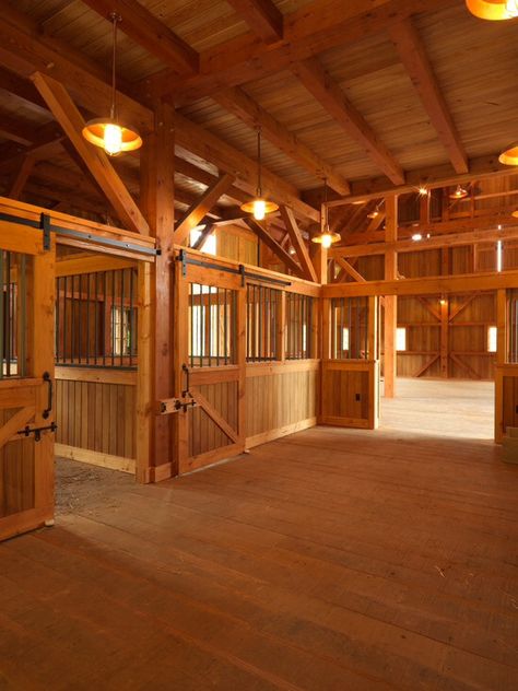 What a gorgeous stable! I wouldn't even want to bring my horse in it, it looks so clean!! Tack Rooms, Horse Barn Ideas Stables, Barn Stalls, Stable Ideas, Farmhouse Garage, Horse Barn Designs, Dream Horse Barns, Dream Stables, Horse Barn Plans