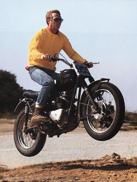 Steve McQueen's Style Fashion Outfit Lookbook Steve Mcqueen Motorcycle, Steve Mcqueen Style, Enduro Vintage, Steven Mcqueen, Moto Triumph, Aryton Senna, Desert Sled, Weekend Mode, Mulholland Drive