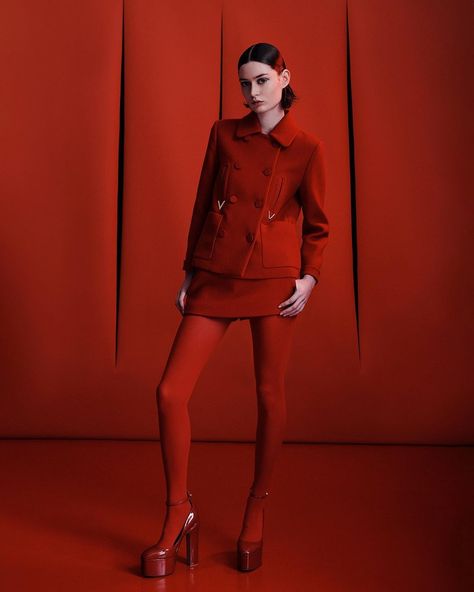 Valentino Photoshoot, Perfect Magazine, Shooting Inspiration, Dark Academy, Fashion Shooting, Valentino Collection, Soft Aesthetic, New Story, Red Outfit