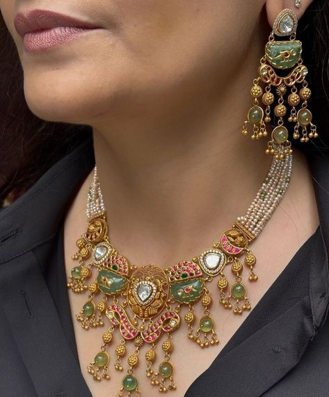 Moti Neckless, Pakistani Formal Wear, Pretty Gold Necklaces, Beautiful Wedding Jewelry, Wedding Jewelry Sets Bridal Jewellery, Kundan Jewellery Set, Neck Pieces Jewelry, Bridal Jewelery, Antique Necklaces Design