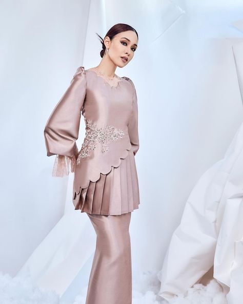 Rose Gold for 2023 ? We love to see the combination of pleated and scalloped on this Kurung ! . . Exclusively in sammrepublic.com | Instagram Baju Kurung Moden Style, Skirt Office Wear, Dress Muslim Modern, Batik Dress Modern, Braidsmaid Dresses, Eid Fashion, Dress Pesta, Kebaya Dress, Kurung Moden