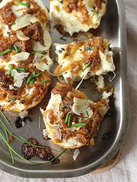 French Onion Cheese Bread is ooey, gooey and totally addicting Onion Cheese Bread, Foodie Crush, Buffalo Chicken Dip, Onion Recipes, Think Food, Snacks Für Party, Cheese Bread, French Onion, Party Food Appetizers