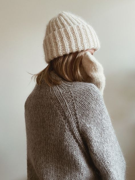 Knitted Hat Aesthetic, Knit Fashion Knitwear Inspiration, Beanie Hat Outfit, Autumn Hat, White Beanie, Hat Aesthetic, Free Crochet Bag, Wooly Hats, White Beanies