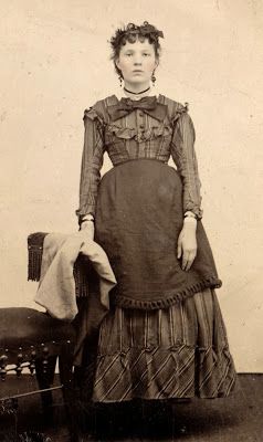 Barmaid 1885   the NAVASOTA CURRENT: WOMEN of Victorian Texas: Fashion & Entertainment Old West Saloon, Hoop Dress, 1870s Fashion, Saloon Girls, Texas Fashion, Wilde Westen, The Victorian Era, Victorian Photos, Sisters Dress