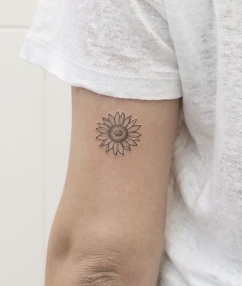 Meaning Sunflower, Tattoo Back Tattoo, Sunflower Tattoo Meaning, Sunflower Tattoo Ideas, Sunflower Tattoo Simple, Delicate Tattoos For Women, Tattoo Artist Tattoo, Sunflower Tattoo Shoulder, Tattoo Minimalist