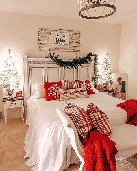 Christmas Room Inspiration, Holiday Bedroom Decor, Holiday Room Decor, Ideas Habitaciones, Holiday Bedroom, Christmas Decorations Apartment, Winter Bedroom, Holiday Room, Christmas Apartment