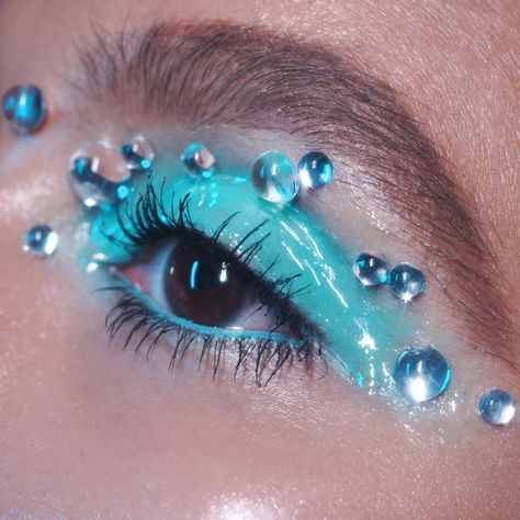 Water Makeup Looks, Universe Makeup, Aqua Outfit, Fashion Show Makeup, Unique Makeup, Crazy Eyes, Eye Makeup Designs, Makeup Tattoos, Dew Drops