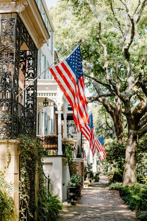 Jones Street Savannah Ga, Savannah Photoshoot, Tybee Island, Savannah Georgia, Savannah Ga, Amazing Photos, Summer Travel, Design Project, Old Money