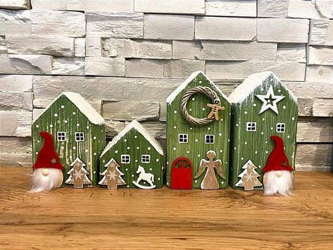 Minwax Stain Colors, Clothespin Crafts Christmas, Holiday Wood Sign, Driftwood Art Diy, Minwax Stain, Barn Wood Crafts, Wood Wall Art Diy, Wooden Houses, Christmas Wood Crafts