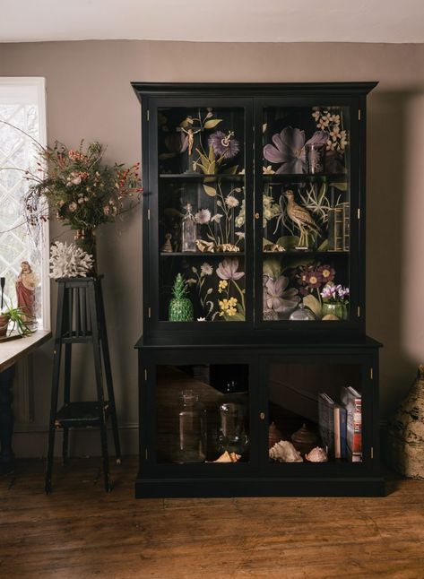 How to get the vintage look without the hassle of finding the perfect vintage piece - The deVOL Journal - deVOL Kitchens Black China Cabinet, Muebles Shabby Chic, Black China, Devol Kitchens, Painted Cupboards, Floral Room, Mediterranean Homes, Flipping Furniture, Glass Doors