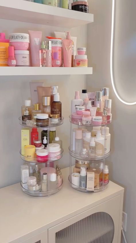 Beauty Station Bedroom, Makeup Organizer Ideas Small Spaces, Floor Makeup Station, Makeup Station In Bedroom, Organize Bathroom Counter, Spinning Organizer, Rotating Makeup Organizer, Rangement Makeup, Bathroom Counter Organization