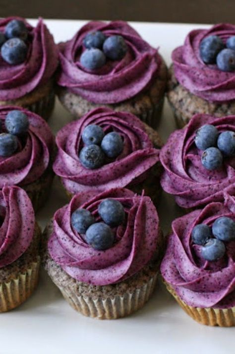 Blueberry Cupcakes | Hiii.cupcakes are amazing..Iwant to eat them..Iwill try them .. Blueberry Cream Cheese Frosting, Purple Foods, Gorgeous Cupcakes, Blueberry Frosting, Mousse Dolce, Delicious Cupcakes Recipes, Purple Cupcakes, Blueberry Cupcakes, Birthday 4