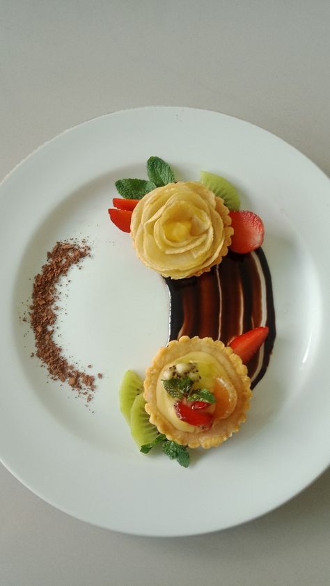 Plating Pie, Plating Cake, Cake Plating, Plating Ideas, Christmas Brunch, Pie Plate, Food Plating, Cake Plates, Pie