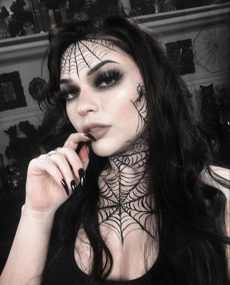 Spider Queen Makeup, Spider Web Halloween Costume, Spider Lady, Spider Costume, Spider Queen, Amazing Halloween Makeup, Creepy Horror, Queen Makeup, Queen Costume