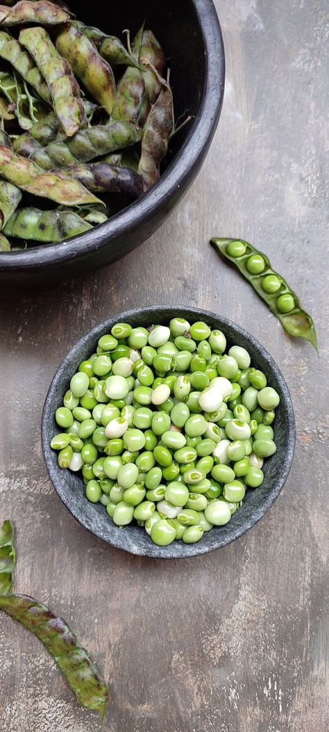 Fresh pigeon peas are a winter vegetable available only during the cooler months. Many varieties of beans and legumes are harvested and flood the markets during winter. These fresh pigeon peas are one such winter produce along with field beans, green peas, etc., These are the same legume that is dried, and split and this legume (dal) is used in the everyday kitchen to make sambar. This vegetable is very famous in the Karnataka region. You can most likely find these pigeon peas at the localmarket Massive Garden, Beans And Legumes, Winter Produce, Winter Vegetable, Pigeon Peas, Breakfast Recipes Indian, Winter Vegetables, Recipes Indian, Green Peas