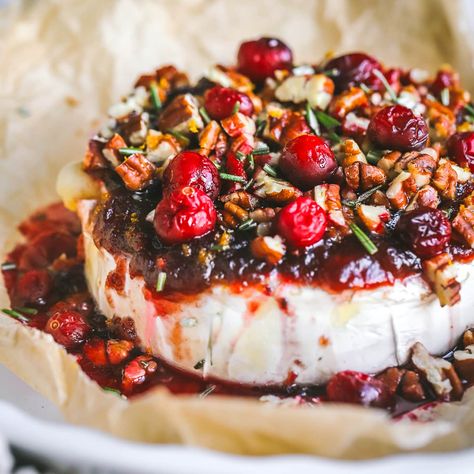 Easy Cranberry Pecan Baked Brie (holiday appetizer) Cranberry Pecan Baked Brie, Holiday Brie, Thanksgiving Recipes Appetizers, Baked Brie Cranberry, Honey Appetizers, Easy Thanksgiving Recipes Appetizers, Family Recipies, Cranberry Appetizer, Baked Brie Appetizer