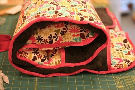 How to make a DIY Nap Mat / Bed Roll Nap Mat Pattern, Nap Mat Tutorial, Bed Roll, Kid Quilts Patterns, Bonnie Hunter, Nap Mat, Cozy Quilts, Picnic Blankets, Diy Bed