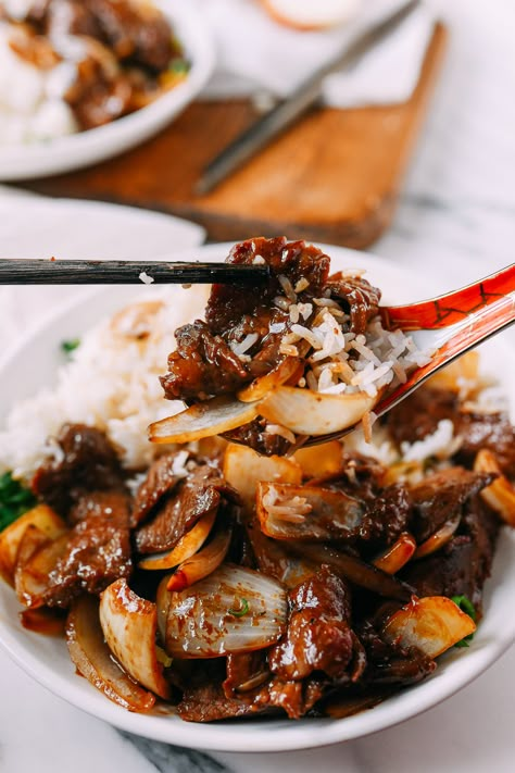 Beef Onion Stir-fry: Quick Chinese Recipe - The Woks of Life Quick Chinese Recipes, Stir Fry Beef, Wok Recipes, Quick Cooking Recipes, Woks Of Life, Chinese Stir Fry, The Woks Of Life, Asian Recipe, Beef Stir Fry