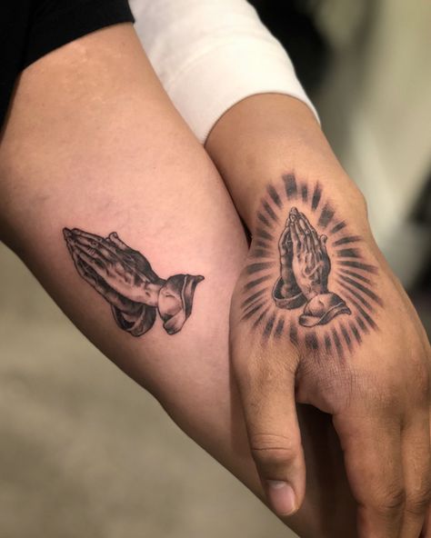 Traditional Chicano Tattoos, Natur Tattoo Arm, Art Chicano, Thumb Tattoos, Praying Hands Tattoo, Knuckle Tattoos, Jesus Tattoo, Religious Tattoos, Cool Small Tattoos