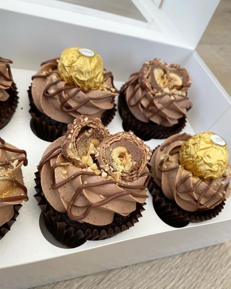 Ferraro Rocher Cupcakes, Ferro Rocher Cupcakes, Ferrero Cupcakes, Birthday Cupcakes Aesthetic, 30th Cupcakes, Chocolate Cupcakes Decoration, Cupcake Icing Designs, Ferrero Rocher Cupcakes, Baking Room