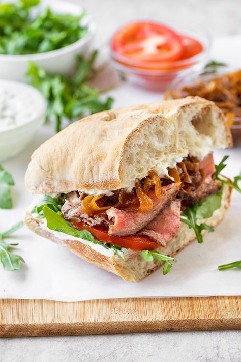 Steak Sandwich Sauce, Caprese Sandwich Recipe, Recept Sandwiches, Bruschetta Recept, Steak Sandwich Recipes, Balsamic Onions, Caprese Sandwich, Healthy Sandwich Recipes, Sandwich Ingredients