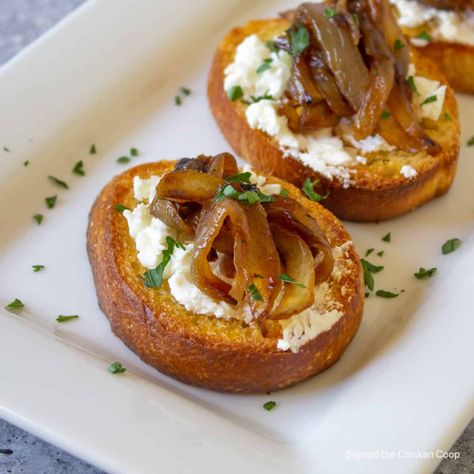 A delicious and elegant appetizer that's easy to make. This crostini with goat cheese and caramelized onions is full of flavor. Make the caramelized onions yourself or buy premade onion marmalade. Fresh Parsley Recipes, Onion Appetizers, Toasted Crostini, Parsley Recipes, Goat Cheese Crostini, Crostini Appetizers, Goat Cheese Appetizer, Carmelized Onions, Easy To Make Appetizers