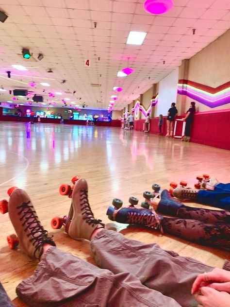 Roller Skating Outfits Aesthetic, Outfits Disco, Roller Skating Outfits, Outfits Aesthetic Summer, Skate Aesthetic, Skating Aesthetic, Roller Rink, Skater Aesthetic, Summer Goals