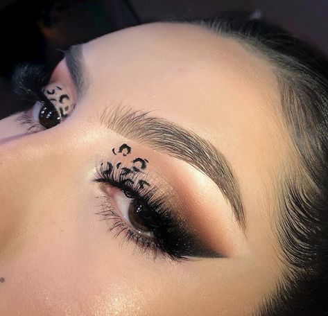 Simple Black And White Makeup, Jungle Theme Makeup, Leopard Print Eye Makeup, Jungle Makeup Ideas, Cheetah Print Eyeshadow, Cheetah Eye Makeup, Leopard Eye Makeup, Cheetah Eyeshadow, Tiger Eye Makeup