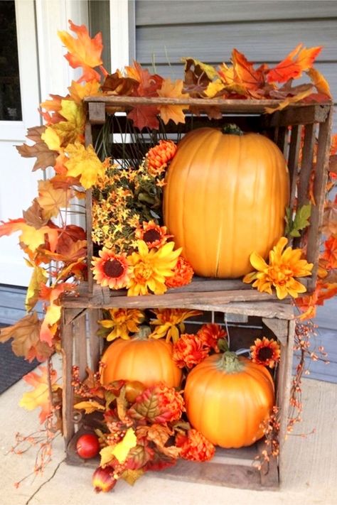 DIY crafts to decorate your home for fall on a budget - LOVE this ideas for the front porch! Dekorasi Halloween, Fall Front Porch Decor, Dekor Diy, Fall Stuff, Fall Deco, Fall Thanksgiving Decor, Fall Decorating Ideas, Fall Front Porch, Fall Outdoor Decor