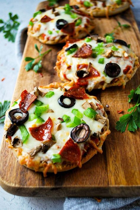 Air Fry English Muffin Pizza, Pizza With English Muffins, Pizza English Muffins Recipes, Healthy English Muffin Pizza, English Muffin Recipe Lunch, Pizza English Muffins Air Fryer, English Muffin Meals, Recipes With English Muffins Dinners, English Muffin Lunch Ideas