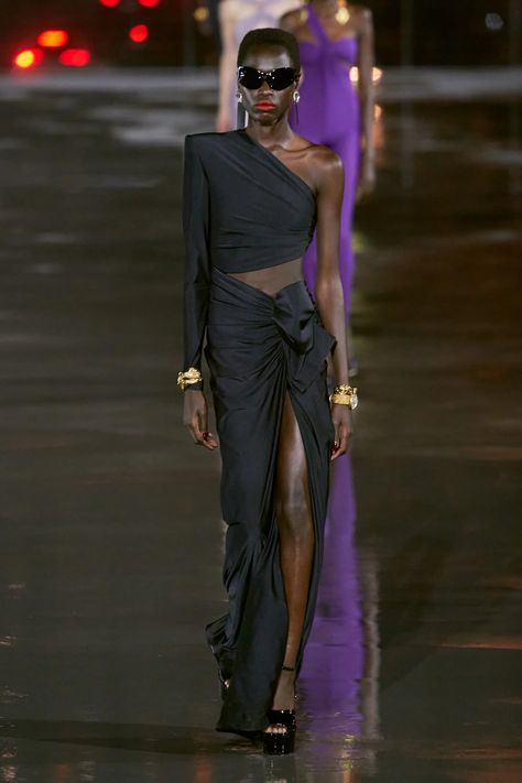 Ysl Runway, Outfit Nero, Ysl Dress, Ysl Fashion, Moda Paris, Creation Couture, Fashion Show Collection, Marie Claire, Black Outfit