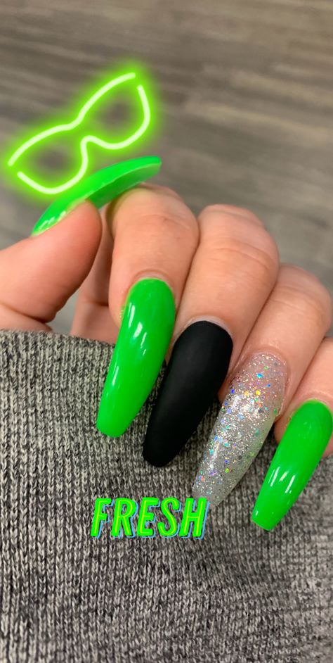 long green nails with one matte black nail & one glitter nail Neon Green Nails Ideas, Black And Neon Green Nails Ideas, Black And Green Nails Acrylic, Black Neon Green Nails, Neon And Black Nails, Green And Black Acrylic Nails, Black And Green Nail Ideas, Nails Acrylic Neon Green, Green And Black Nail Designs