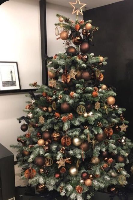 Witchy Christmas Tree, Brown Christmas Decor, Xmas Ornaments Diy, Diy Ornament Ideas, Copper Christmas Decor, Glam Christmas Tree, Woodland Christmas Tree, Christmas Tree Inspo, Copper Christmas