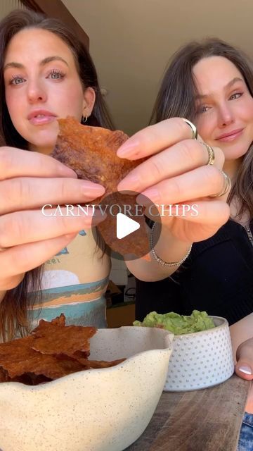 @keto_apprentice on Instagram: "🔥 Carnivore Chips Recipe by @lainiecooks_! 🔥  Looking for a crispy, high-protein snack that’s perfect for all my #ketolovers? 😋✨ Try these easy Carnivore Chips made from ground chicken 🐔—and yes, they’re delicious! Crunch your way through the day with these chips, perfect for dipping in salsa, guac, or queso! 🥑🧀🔥  Want the full recipe card? Drop a “🔥” in the comments below! 👇👇  Ingredients:  	•	1 lb ground chicken 🐔 	•	1 packet taco seasoning 🌮 	•	1 tsp baking soda 🧂  Instructions: 1️⃣ Preheat your oven to 375°F. 🔥 2️⃣ In a large bowl, mix together ground chicken, taco seasoning, and baking soda. Blend thoroughly. 3️⃣ Transfer the mixture to parchment paper. Place saran wrap on top and roll it thin (like super thin). 🥖 4️⃣ Bake for 30-35 minut Carnivore Chips, Easy High Protein Recipes, Carnivore Snacks, Broccoli Mum, Keto Chips, Easy High Protein Meals, Whole 30 Snacks, Quick Pickled Red Onions, Chicken Taco Seasoning