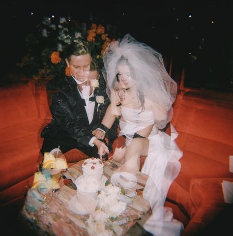 Kitschy Engagement Photos, Trashy Vegas Wedding, Shotgun Wedding Aesthetic, Old Vegas Wedding, Elope Aesthetic, Lowkey Wedding, 2000s Wedding, Vegas Wedding Cake, Vegas Wedding Aesthetic