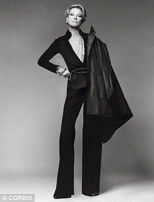 Nan in 1974, wearing Yves Saint Laurent, Chanel and Halston... Nan Kempner, Saint Laurent Outfit, New York Socialites, Francesco Scavullo, Famous Saints, Ysl Saint Laurent, Richard Avedon, Ageless Beauty, Style Icon